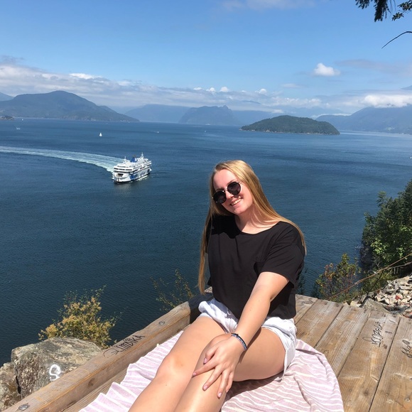 Meet your Posher, Hannah - Picture 1 of 1